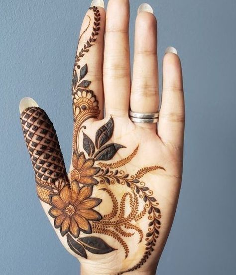 Aesthetic Fingers Mehndi Designs Unique, Mehndi Design Aesthetic, Minimalistic Mehendi, Henna Aesthetic, Stylish Back Hand Mehndi, Back Hand Mehndi Design, Beautiful Simple Mehndi Design, Finger Mehndi, Friendship Wallpaper