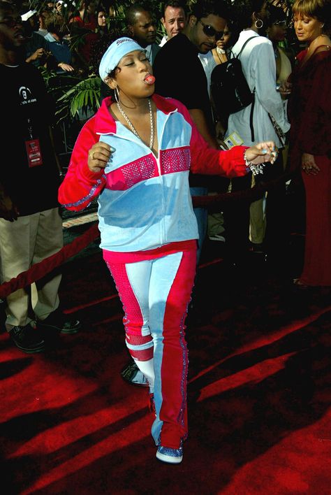 Missy Elliott in a tracksuit look in 2002. #celebrityfashion #tbt Missy Elliot Outfits, Missy Elliot Aesthetic, Missy Elliot 90s Fashion, Missy Elliot 90s, Red Carpet Shoes, Real Y2k, Men Grunge, Missy Elliot, Old School Hip Hop