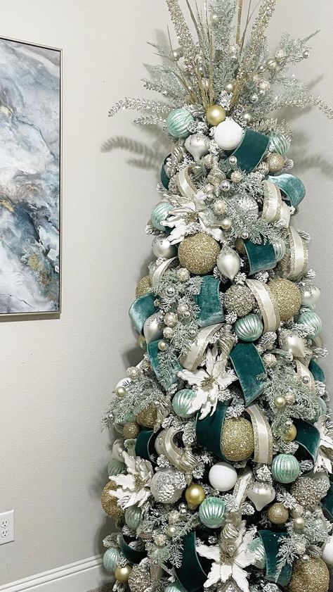 Sage Tree, Sage Green Christmas Tree, Glam Tree, Teal Christmas Tree, Christmas Tree Toppers Ideas, Champagne Christmas Tree, Turquoise Christmas Tree, Christmas Trees Decorated, Green Christmas Tree Decorations