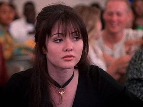 Shannon Dorothy, Halliwell Sisters, Shannen Doherty Charmed, Shannon Doherty, 90s Television, Brenda Walsh, 90s Choker, 90s Grunge Hair, Charmed Tv