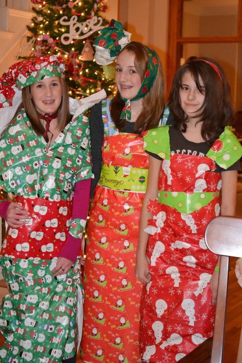 Stuff I Love...: YW Christmas Party - Wrapping paper fashion show. Cute idea. Teen Christmas Party, Ladies Christmas Party, Christmas Party Ideas For Teens, Girls Christmas Party, Christmas Party Planning, Christmas Presents For Girls, Christmas Party Activities, School Christmas Party, Adult Christmas Party