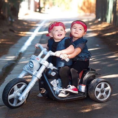 Pin for Later: This Little Girl's Halloween Costumes Could Not Be Any Cuter Biker Baby Biker Clothing, Biker Baby, Motorcycle Baby, Biker Photoshoot, Kids Motorcycle, Baby Photoshoot Boy, Baby Boy Photography, Baby Diy, Baby Halloween Costumes