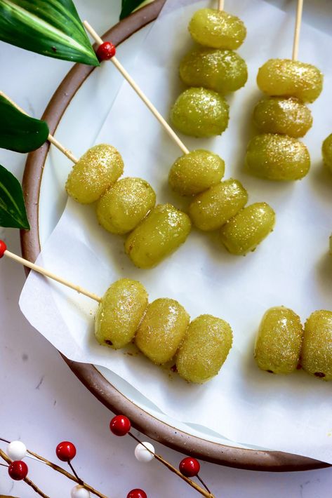 ✨ Champagne Grapes ✨They are soaked in champagne, or Prosecco! Coated in honey and gold so they just remind me of Cleopatra. Champagne Grapes, Small Bites Appetizers, Grape Recipes, Strawberry Drinks, Champagne Bar, Edible Gold, Appetizer Bites, Cooking 101, Different Fruits