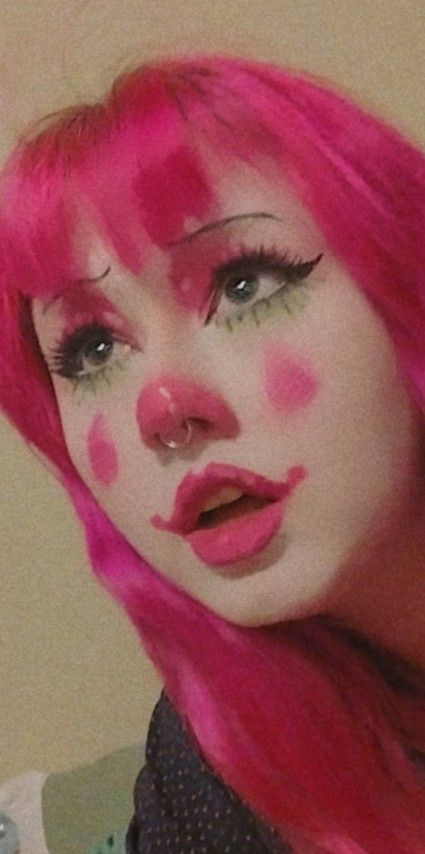 Pink clown core makeup 70s Clown Makeup, Clowncore Makeup Looks, Pink And Black Clown Makeup, Love Clown Makeup, Clown Make Up Aesthetic, Colourful Clown Makeup, Pink Clowncore, Pink Clown Makeup Halloween, Clown Aesthetic Makeup