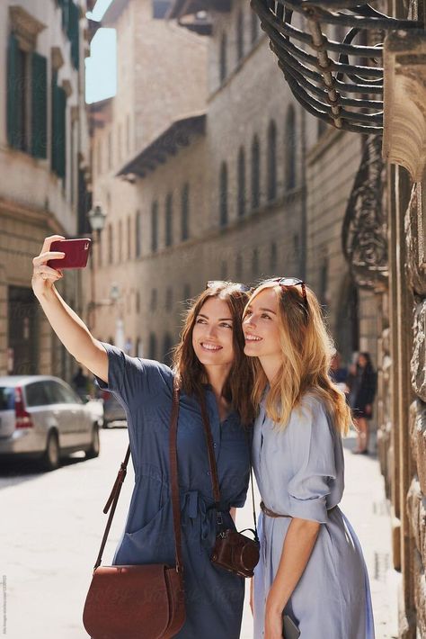 Travel People Photography, Girl Taking Photographs, Selfie Two People, Person Taking Selfie, People Taking Selfies, Friend Selfies, People Taking Photos, People Taking Pictures, Selfie With Friends