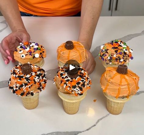 Senior Meals, Cupcake Ice Cream Cones, Cupcake Ice Cream, Halloween Ice Cream, Ice Cream Cone Cupcakes, Cupcake Cones, Fun Halloween Treats, Pan Recipe, Halloween Color