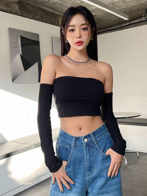 Black Long Sleeve Crop Top Outfit Baddie, Black Long Sleeve Shirt Crop Top, Cropped Black Long Sleeve, Edgy Black Fitted Tube Top, Fitted Black Long Sleeve Crop Top, Crop Tube Top, Top Manga, Off Shoulder T Shirt, Tøp Aesthetic