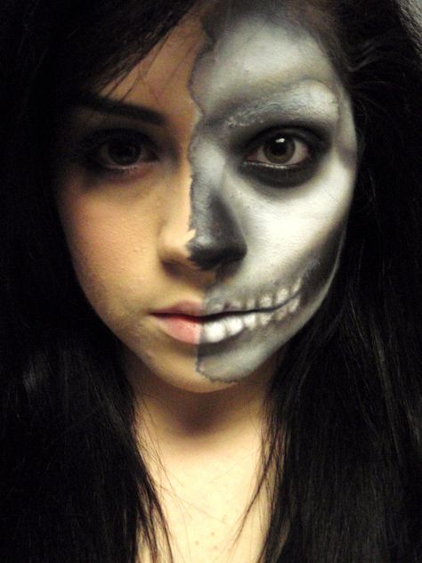 half skull Nem Halloween Makeup, Half Face Makeup, Skeleton Face Paint, Zombie Costumes, Scary Clown Makeup, Creepy Makeup, Halloween Makeup Pretty, Cool Halloween Makeup, Bad Bad