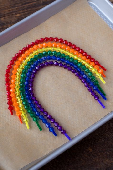 Kids Suncatcher Craft, Rainbow Suncatchers, Bead Rainbow, Teaching Preschoolers, Paper Cup Crafts, Beaded Rainbow, Rainbow Suncatcher, Rain Bow, Fun Summer Crafts