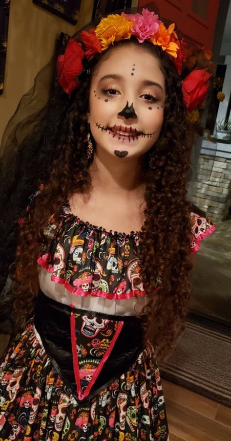 Girls Day Of The Dead Makeup, Catrina Makeup For Kids, Day Of The Dead Makeup Easy Kids, Sugar Skull Kids Makeup, Kids Catrina Makeup, Simple Dia De Los Muertos Makeup Ideas Easy, Catrina Kids Makeup, Dia De Los Muertos Kids Costume Ideas, Day Of The Dead Kids Costume