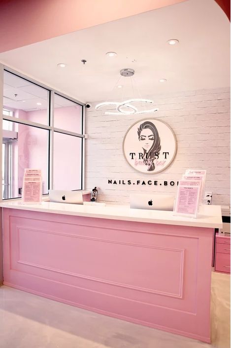 Pink Boutique Interior, Salon Interior Design Pink, Pink Reception Desk, Lash Suite Ideas, Pink Beauty Salon, Desk Pink, Small Reception Desk, Bar Reception, Small Reception