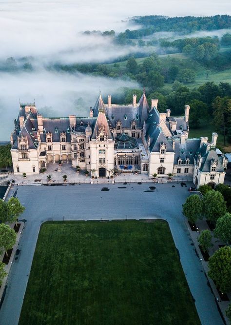 Biltmore House, Asheville, North Carolina. #Asheville #NorthCarolina #BiltoreHouse #Biltmore #BiltmoreEstate #travel #familytravel #nc Biltmore Estate Asheville Nc, American Castles, American Mansions, Garden Decoration Ideas, Biltmore House, Castle Mansion, The Biltmore, Estate Garden, Home Decor Garden