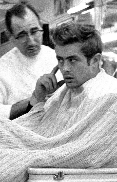 James Dean Haircut, Dennis Stock, Hair Salon Names, Baba Vanga, Barber Haircuts, James Dean Photos, Celebrity Haircuts, Vintage Barber, Jimmy Dean