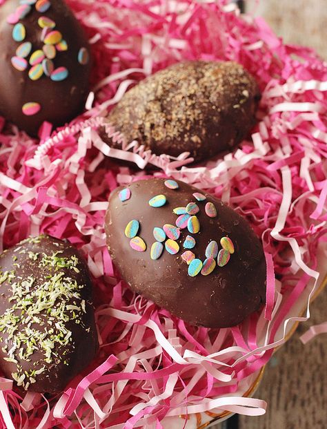 Maple Cream Easter Eggs Cream Easter Eggs, Easter Candy Recipes, Cream Eggs, Easter Egg Candy, Easter Recipe, Candy Egg, Easter Sweets, Easter Desserts Recipes, Maple Cream