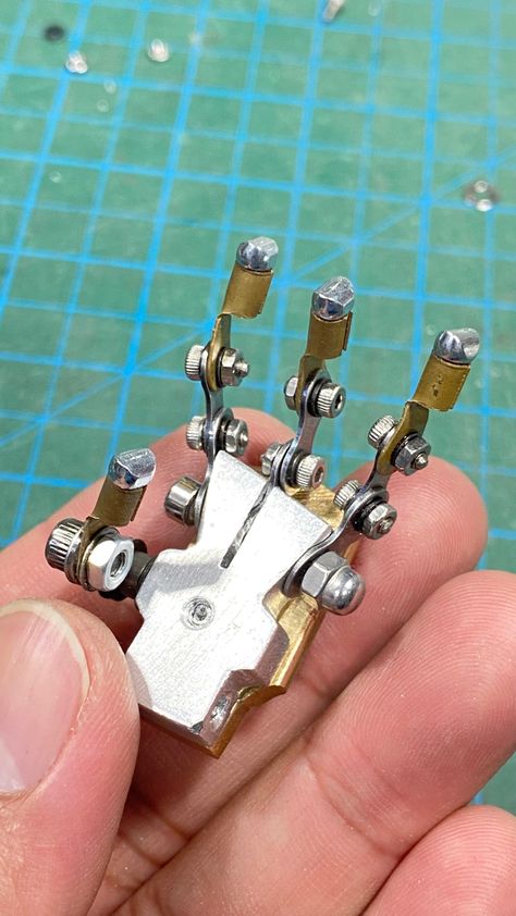 Mechanical Robot Design, Robot Joints, Stop Motion Armature, Robot Ideas, Repurposed Metal, Robot Mechanics, Robot Hand, Robot Parts, Metal Robot