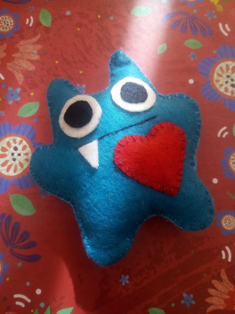 Felt, glue, threads, needles Cute Felt Monsters, Felt Plushies Diy Easy, Felt Plushie Ideas, Easy Felt Plushies, Diy Plush Keychain, Felt Sewing Ideas, Felt Keychain Ideas, Diy Felt Crafts, Plushie Ideas