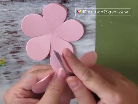 Paper rose free template and tutorial, paper flower templates, paper flower tutorials, #paperflower #flowertemplate #flowertutorial Origami Paper Flowers, Paper Flower Patterns, The Crafts, Wine Bottle Diy Crafts, Easy Origami, Paper Flower Template, Mason Jar Crafts Diy, Crepe Paper Flowers, Paper Flowers Craft