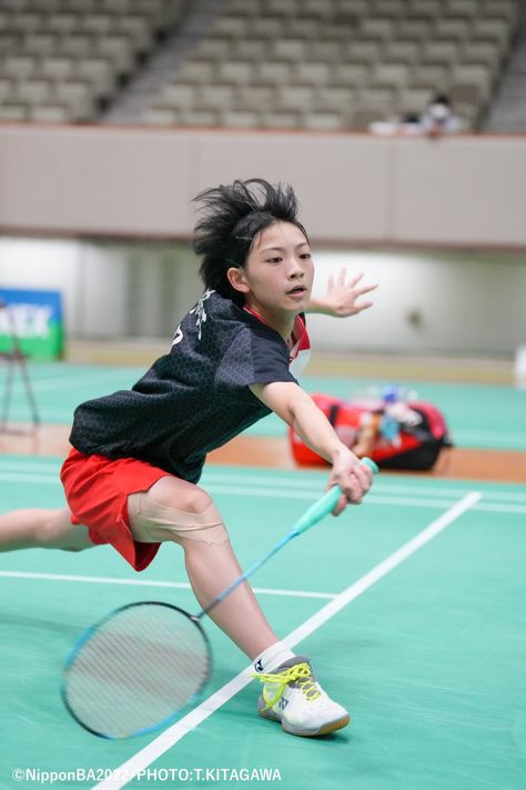 Badminton Pose Reference, Tomoka Miyazaki Badminton Player, Badminton Pose, Badminton Serve, Badminton Smash, Woman Looking Down, Badminton Photos, Badminton Player, Olympic Badminton