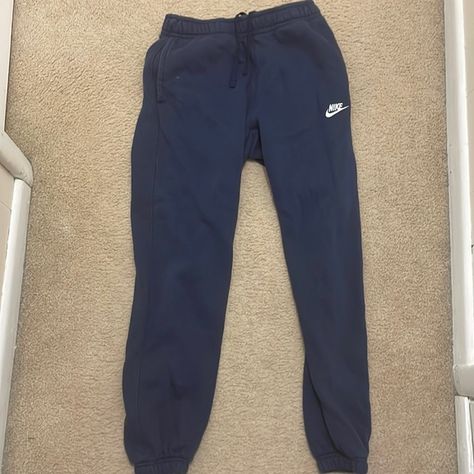 Blue Nike sweatpants Navy Blue Sweatpants Outfit Winter, Blue Nike Sweatpants Outfit, Nike Sweatpants Outfit, Sweatpants Outfits Winter, Navy Blue Sweatpants Outfit, Navy Blue Nike, Blue Sweatpants, Sweatpants Outfit, Nike Sweatpants