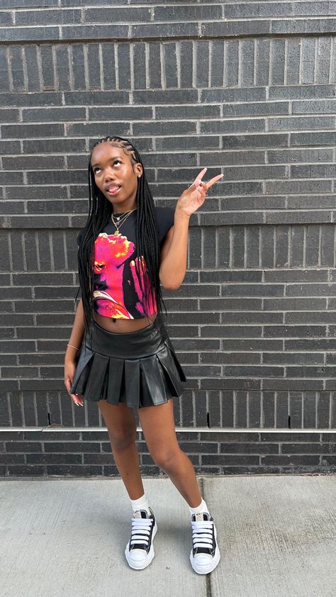 Sleeveless Graphic Tee Outfit Black Women, Oversized Jeans Outfit Black Women, Masion Mihara Outfits Black Women, Birthday Outfits School, Cute Skirt Outfits Black Women, Birthday Outfits Ideas, Teen Swag, Converse Outfit, Pic Inspiration