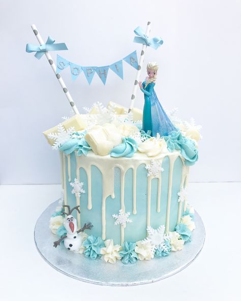 Frozen Bday Cake Ideas, Snowflake Cake Decorations, Frozen Princess Birthday Cake, Elsa Bday Cake, Frozen Cake 3rd Birthday, Buttercream Frozen Cake, Elsa Themed Cake, Frozen Drip Cake, Elsa Cakes Birthday