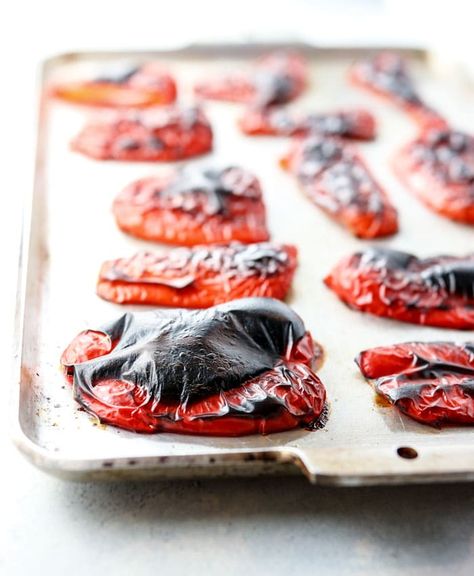 Roasted Red Peppers (The Easiest Way To Roast Them!) | Detoxinista Roast Red Peppers, Spicy Tuna Sushi, Dinner Veggies, Kitchen 101, Stuffed Peppers Healthy, Tuna Sushi, Sushi Dinner, Pumpkin Chili, Bell Pepper Recipes