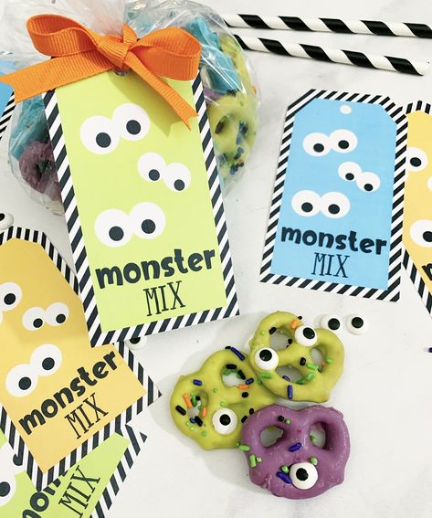 Monster Snacks, Snack Mix Recipe, Halloween Snack Mix, Candy Eyeballs, Halloween Snack, Halloween Sprinkles, Halloween Food Treats, Monster Halloween, Halloween Treats Easy