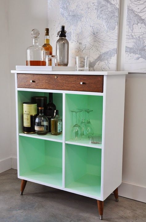 Have a taste for bubbly, but the budget for suds? These budget bar cart ideas only look expensive. Home Bar Cabinet, Diy Home Bar, Office Guest Room, Old Cabinets, Bar Cart Decor, Tea Bar, Diy Home Decor Easy, Bar Carts, Basement Design