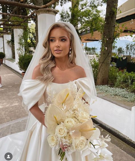 Ella Ravenscroft, Blonde Bridal Hair, Veil Hair Down, Bride Hairstyles With Veil, Bride Hair Down, Blonde Wedding Hair, Blonde Bride, Bridal Hair Down, Bridal Hair Veil