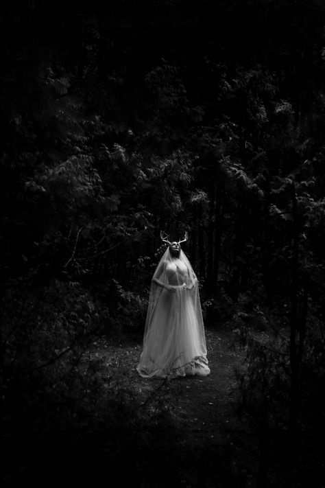 Dark Fairytale Photography, Moody Fairy Aesthetic, Dark Witch Photoshoot Ideas, Medusa Inspired Photoshoot, Outdoor Witchy Photoshoot, Gothic Forest Photoshoot, Witchy Wedding Photos, Birthday Black And White Aesthetic, Demonic Photoshoot