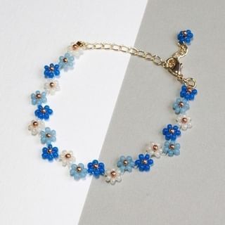 All About Beads (@zohra5872) • Instagram photos and videos Beaded Jewelry Designs Bracelets, Diy Cute Bracelets, Flower Bead Bracelet Tutorial, Flower Bracelet Tutorial, Blue Flower Bracelet, Beaded Flower Bracelet, Glass Bead Bracelet, Beaded Necklace Diy, Diy Bracelet Designs