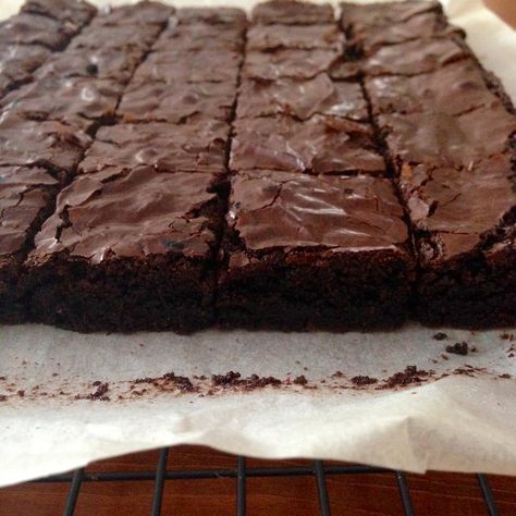 Brownies Dairy Free, Chewy Fudge Brownies, Easy Homemade Fudge, Homemade Fudge Brownies, Chewy Fudge, Brownies Decorados, Dairy Free Fudge, Chewy Chocolate Brownies, Fudge Brownie Recipe