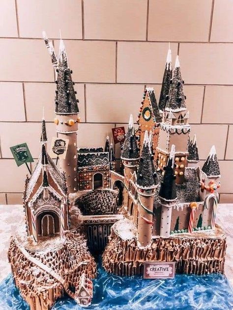 Gingerbread Hogwarts, Graham Cracker Gingerbread House, Halloween Gingerbread House, Gingerbread Castle, Homemade Gingerbread House, Harry Potter Castle, Cool Gingerbread Houses, Harry Potter Hogwarts Castle, Harry Potter Christmas Tree