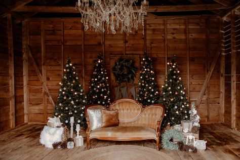 Fireplace Christmas Mini Sessions, Vintage Couch Christmas Photoshoot, Santa Photoshoot Set Up, Santa Pictures Set Up, Outdoor Christmas Setup, Christmas Mini Backdrop Ideas, Christmas Mini Outdoor Setup, Cabin Christmas Photoshoot, Santa Mini Session Ideas Outdoors