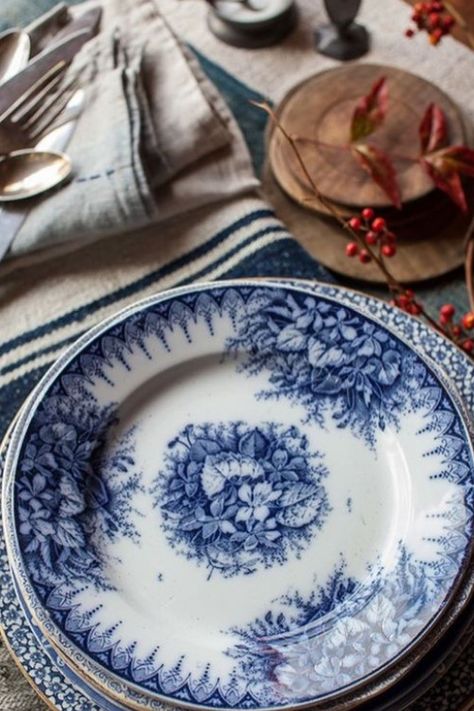 Thanksgiving tablescape with orange and blue in a lovely barn featured in Southern Living - Helen Norman. #thanksgivingtable #rustictablescape #falltablescape Natural Thanksgiving Table, Fall Tablescape Ideas, Cornucopia Centerpiece, Vintage China Patterns, Fall Window Boxes, Fall Picnic, German Glass Glitter, Fancy Flowers, Thanksgiving Tablescape