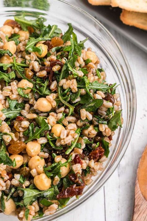 This farro arugula salad is a fresh, healthy meal packed with flavor! Chewy farro, creamy chickpeas, and sun-dried tomatoes mingle with peppery arugula and a blend of fresh herbs. But wait, there's a secret twist – a hint of sweetness that will make you fall in love with this salad. Get ready to discover a new favorite! Farro Chickpea Salad, Farro Bean Salad, Blue Zones Recipes, Farro Recipes, Salad With Feta, Farro Salad, Healthy Food Recipes Clean Eating, Daniel Fast, Ancient Grains