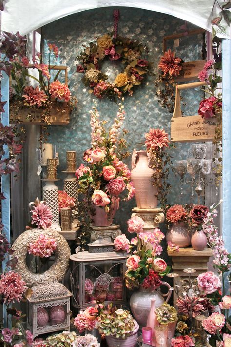 Fabulous Summer Colors www.shinodadesigncenter.net Florist Window Display, Valentines Window Display, Flower Shop Display, Display Visual Merchandising, Flower Shop Decor, Flower Shop Design, Store Window Display, Boutique Display, Flowers Shop