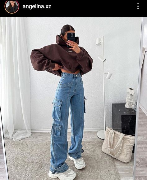 Cargo Pants Outfit Women Streetwear, How To Style Denim Cargo Pants, Blue Cargo Jeans Outfit Winter, Cargo Jean Pants Outfit, Outfit With Cargo Jeans, Trendy Pants 2023, Trendy Jeans 2023, Cargo Jeans Pants Outfit, Cargo Jeans Outfit Winter