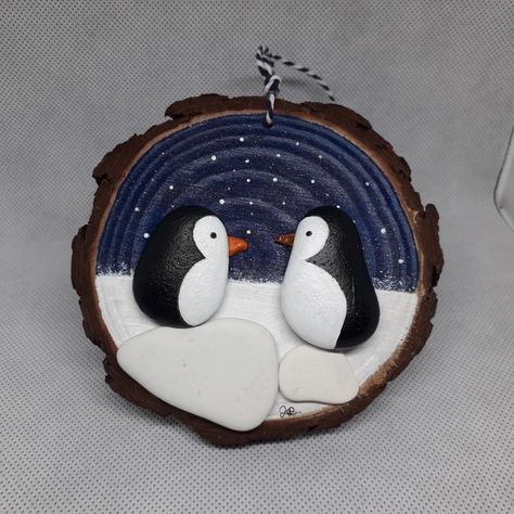 Painted Rocks On Wood Slices, Penguin Rock Art, Pebble Art Ornaments, Christmas Decorations House, Christmas Decoration House, Kids Christmas Decorations, Christmas Decoration Outdoor, Kids Christmas Decor, Christmas Decoration Party