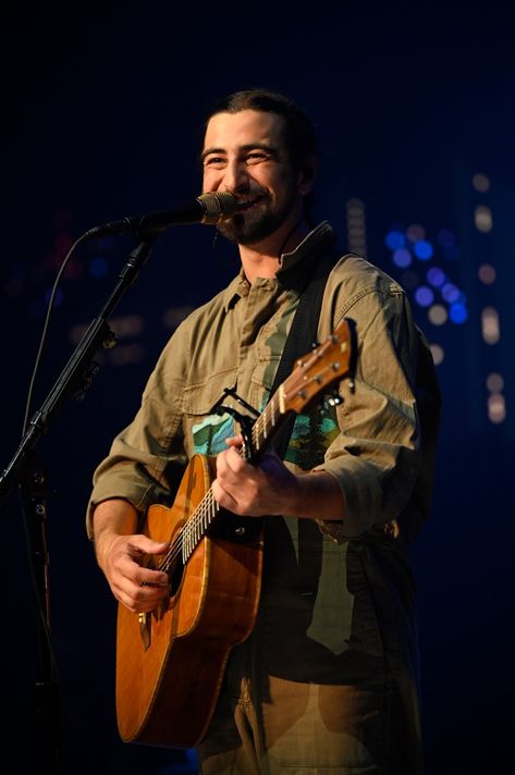 Noah Kahan Aesthetic Concert, Noah Kahan Aesthetic, Noah Kahan Wallpaper, Noah Khan, Noah Kahan Concert, Folk Malone, Best Country Singers, Spiritual Animal, Noah Kahan