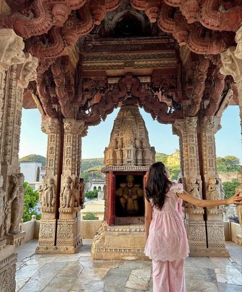 Jasmine Hair, South Asian Aesthetic, Temple Photography, Desi Love, Hair Indian, Hampi, Miss India, Desi Fashion Casual, Self Portrait Poses