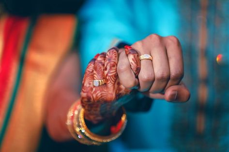 Golden engagement ring in couple hand | Premium Photo #Freepik #photo #couple-ring #wedding-couple #ring #engagement-ring Rings Engagement Couple, Couple Rings For Engagement, Gold People, Golden Engagement Ring, Rings For Engagement, Engagement Hand, Engagement Photography Poses, Wedding Ceremony Traditions, Engagement Rings Couple