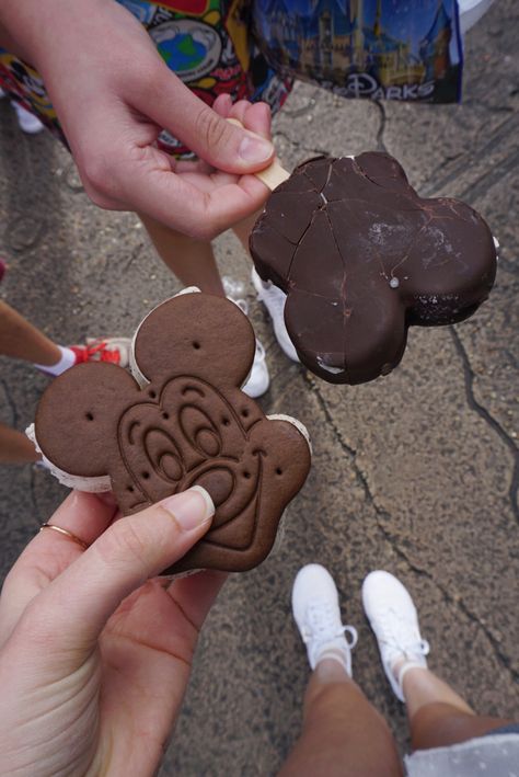 Disneyland Ice Cream, Magic Kingdom Orlando, Best Disneyland Food, Mickey Ice Cream, Disney Picture Ideas, Disney Desserts, Disneyland Birthday, Ice Cream Ice, Disney Treats