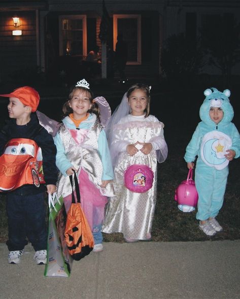 Kids Halloween Aesthetic, Family Funny Pictures, Four Kids Aesthetic, Childhood Best Friends Aesthetic, Childhood Best Friends, Childhood Friendship, Childhood Memories Aesthetic, Teen Doctor, 2010s Nostalgia