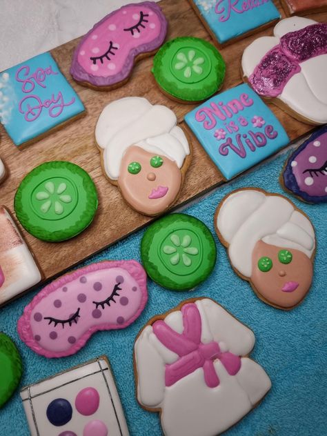 A set of spa themed birthday biscuits Spa Party Foods, Spa Cookies, Girly Cookies, Kids Birthday Cupcakes, Spa Cake, Birthday Biscuits, Biscuits Cookies, Spa Birthday Parties, Spa Birthday