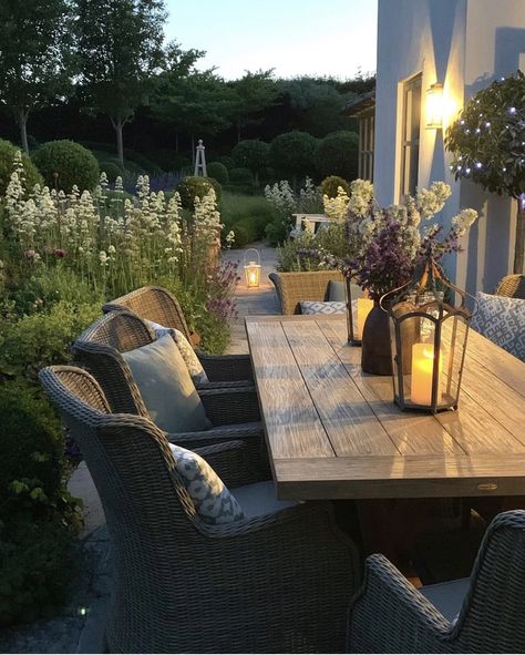 Provence Backyard, French Style Garden, Backyard Dining, Backyard Inspo, Garden Cottage, Back Garden, Outdoor Rooms, Outdoor Design, Garden Room