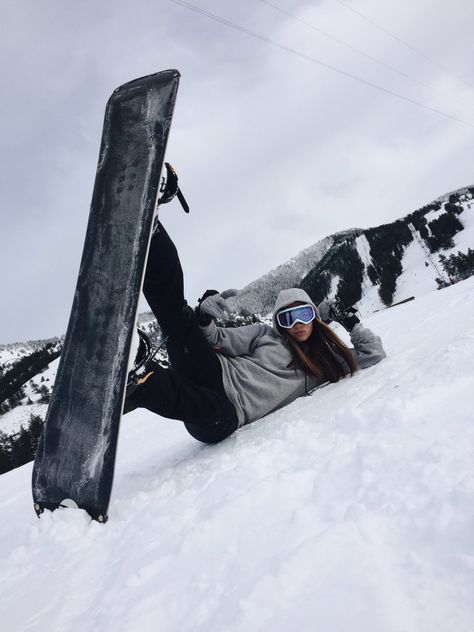 Snowboard Pictures, Photo Ski, Snowboarding Pics, Snowboarding Pictures, Snowboarding Photography, Snowboarding Aesthetic, Ski Pics, Claudia Sulewski, Apres Ski Outfits