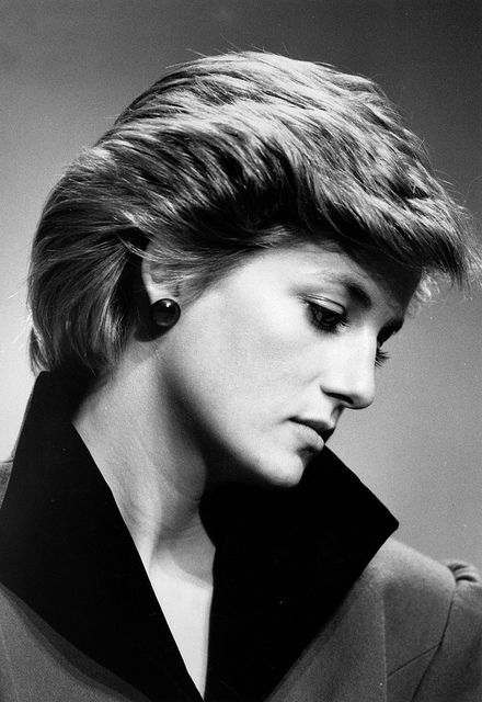 Diana Frances Spencer (1961-1997) Princess of Wales, the 1st wife (m. 1981, div. 1996) of Charles (1948-living2013), Prince of Wales. Prins William, Prins Harry, Princess Diana Photos, Princess Diana Family, Princess Diana Pictures, Diana Queen, Princes Diana, Diana Fashion, Lady D