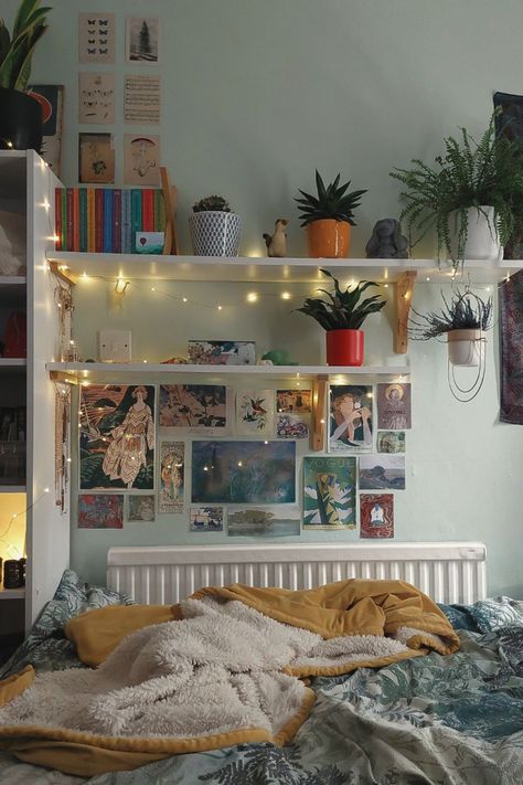 Nerdy Maximalist Decor, Cosy Maximalist Bedroom, Nerdy Bedroom Aesthetic, Nerdy Room Decor, Aesthetic Dorm Room Maximalist, Arrietty Bedroom Aesthetic, Nerdy Bedroom, Nerdy Home Decor, Nerdy Room