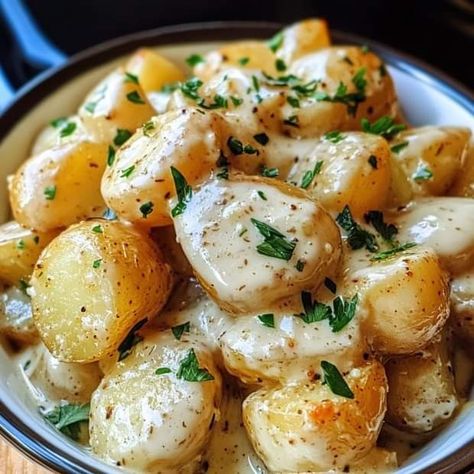 Creamy Garlic Sauce Potatoes, Creamy Garlic Potatoes, Recipe Whisper, Burger Bread, Baby Potato Recipes, Buttery Potatoes, Butter Potatoes, Sides Dishes, Creamy Garlic Sauce